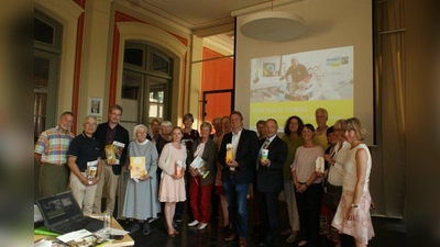 Fairtrade im ganzen Landkreis? Angesteckt von Feldafings Bürgermeister Bernhard Sontheim (Mitte, li.), ist der Enthusiasmus für die Sache groß. Doch trotz Unterstützung durch Landrat  Karl Roth (Mitte,re.) sind noch längst nicht alle Bürgermeister der Region überzeugt. (Foto: Eisinger)