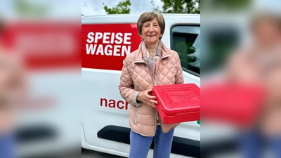 Die Nachbarschaftshilfe erweitert das Angebot an gekühlten Speisen. In der neuen roten BistroBox kommt die Mahlzeit zu den Kunden. (Foto: © NBH)