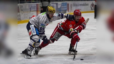 Hier zu sehen der kanadische Stürmer Alex Gagnon (rechts) gegen die River Rats Geretsried, auf die der EHC auch in der Vorbereitung treffen wird. (Foto: smg)
