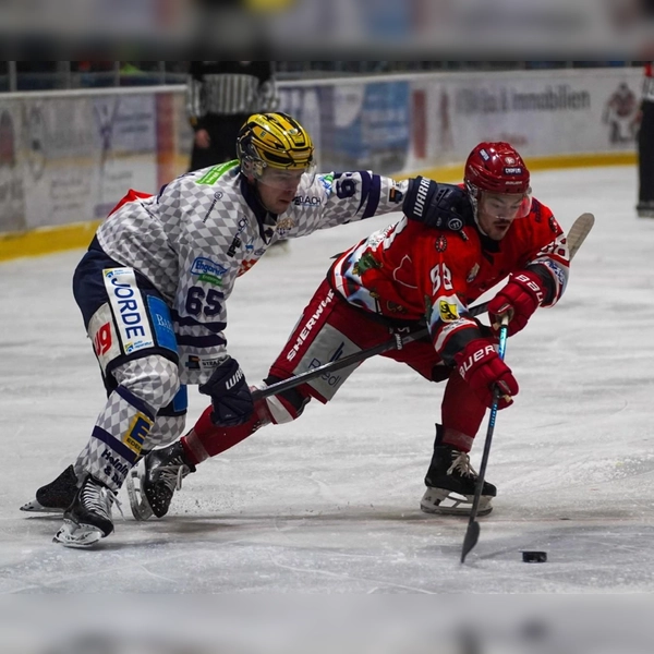 Hier zu sehen der kanadische Stürmer Alex Gagnon (rechts) gegen die River Rats Geretsried, auf die der EHC auch in der Vorbereitung treffen wird. (Foto: smg)