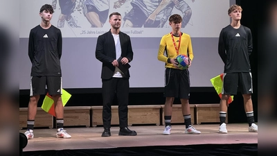 DAZN-Fußball-Moderator Maximilian Siebald (2. v. l.) präsentierte stolze Teilnehmer der Leistungssportklassen Fußball bei der 25-Jahrfeier. (Foto: Lukas Rösch/BFV)