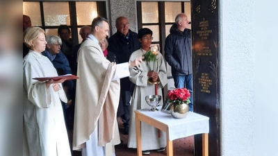 Pfarrer Markus Bittner segnete die Gedenktafel für Geistlichen Rat Josef Hurler. (Foto: Josef Zormaier)