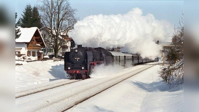 Der Zug besteht aus historischen Wagen und wird von einer Dampflokomotive gezogen (Foto: Stefan Donnerhack)