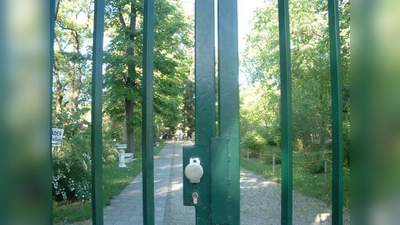 Das Tor ist verschlossen: Ob der Erholungspark für Kriegs- und Körperbeschädigte in diesem Sommer von Behinderten genutzt werden kann, ist noch fraglich. (Foto: bb)