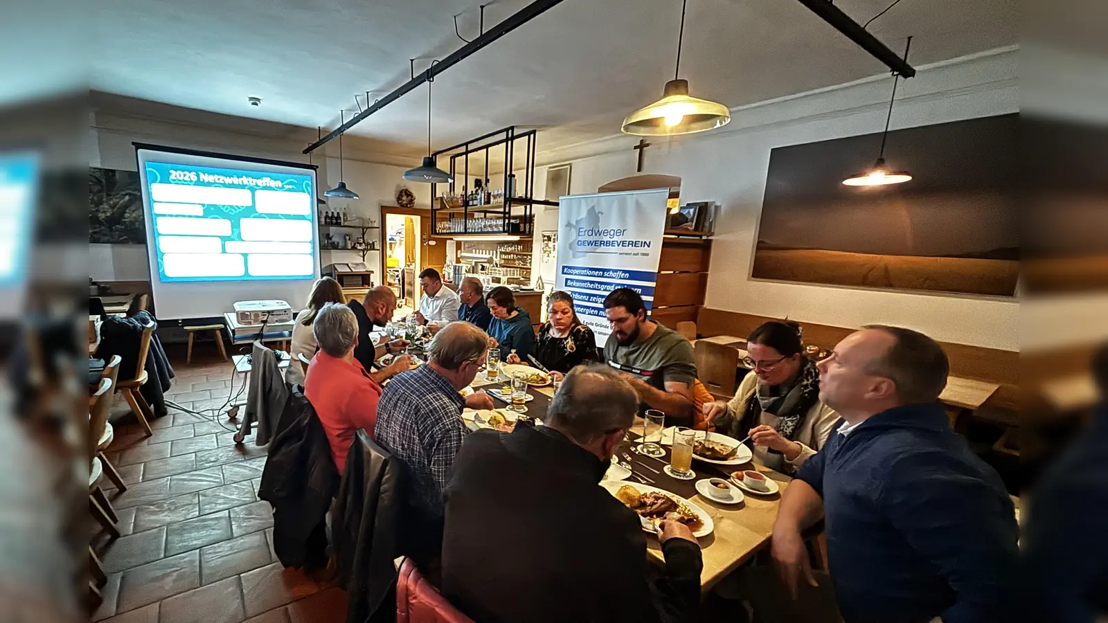 Mitglieder des Erdweger Gewerbevereins bei der Jahreshauptversammlung am 13. November 2025. (Foto: coe)