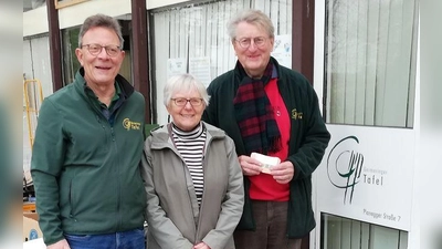 Frau Keil überreichte die gesammelte Spende an die Tafelleiter Reinhard Wilhelm und Wolfgang Winter. (Foto: Sozialdienst Germering e.V.)