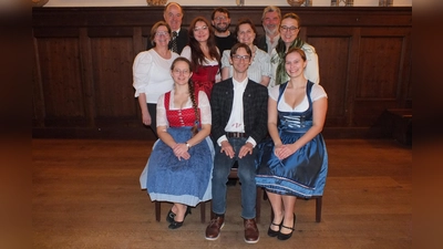 Noch ist das Ensemble am Proben, doch bald schon geht der Vorhang zur Premiere auf. (Foto: Bauernbühne Wörthsee)