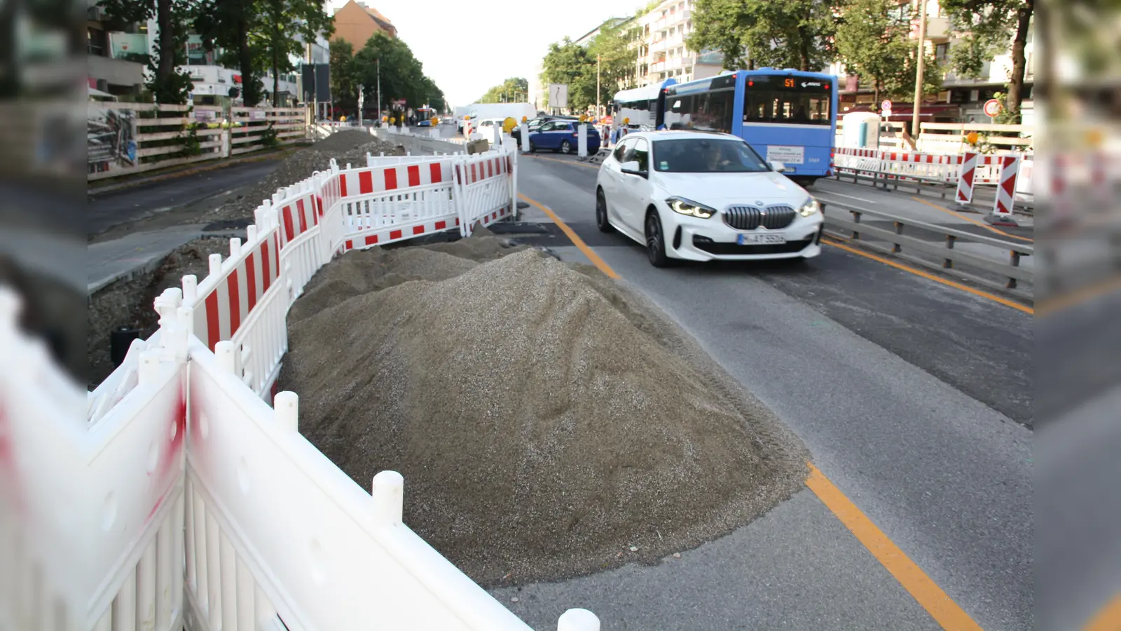 Die frühere Verkehrsachse Fürstenrieder Straße ist in beide Richtungen nur noch einspurig befahrbar. Dennoch werden sogar auf der engen Fahrbahn wie hier Baustoffe gelagert. (Foto: job)