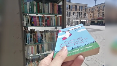 Wissen für den Smalltalk zwischendurch: Bernd Harders „Warum die Waschmaschine Socken frisst ... und andere Rätsel des Alltag” im Bücherschrank am Oertelplatz. (Foto: job)