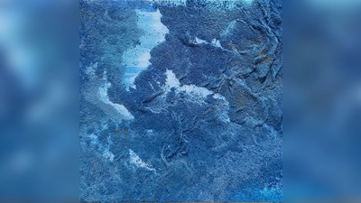 Mit Sand und Acryl gestaltet: Eleonora Bourmistrovs „Blue Desert Serie #9”. (Foto: Eleonora Bourmistrov)