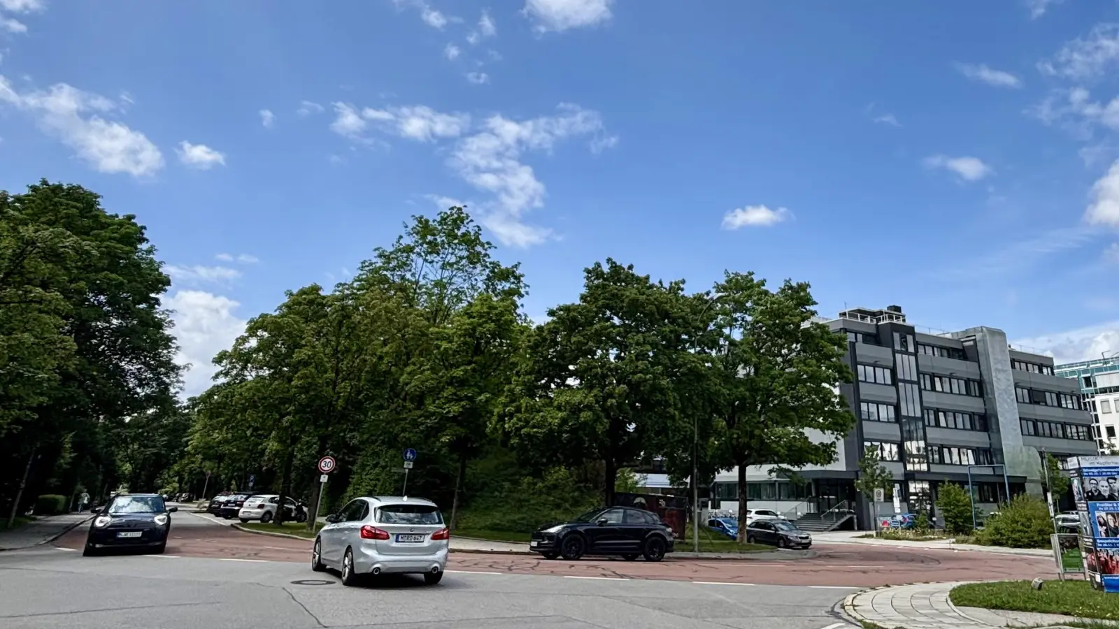 Der Walldurchstich zwischen Röntgenstraße (links) und Fraundorferstraße (rechts) ist ein heftig diskutiertes Thema in Planegg. Die Planer schlagen mehrere Varianten vor. Von einer westlichen Ortsumfahrung an Martinsried vorbei hat sich die Gemeinde bereits verabschiedet. (Foto: Ulrike Seiffert)