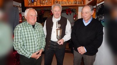 An diesjährigen Pokalschießen nahmen ingesamt 35 Schützen der Adlerschützen aus Wangen teil. Der Seniorpokal ging 2018 an Günter Patzel (links), Hans Friedinger (Mitte) und Helmut Jakob. (Foto: Adlerschützen)