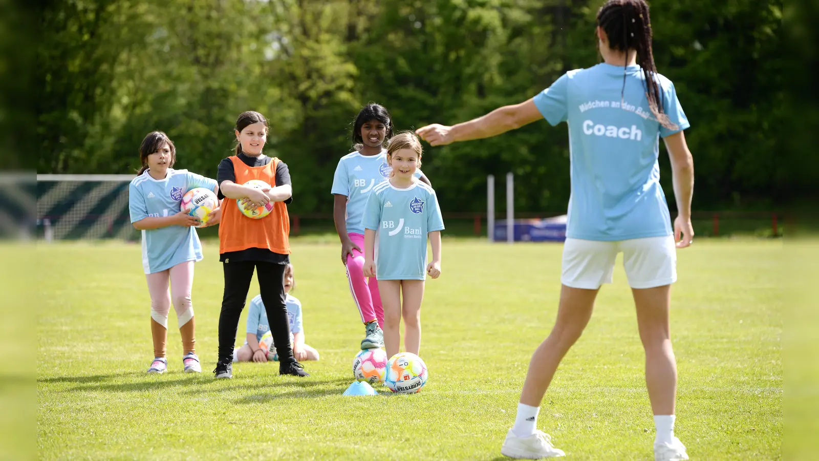 „Mädchen an den Ball”, ein kostenloses und unverbindliches Fußballtraining für Mädchen, hat seinen dritten Standort in Moosach eröffnet: beim PSV München. (Foto: BIKU e.V.)