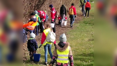 Viele fleißige Helfer halfen die Natur von Unrat zu befreien.  (Foto: BRK Glonn)
