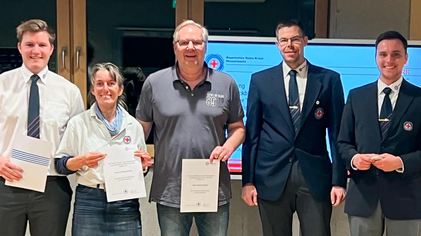 Ehrung bei der Wasserwacht Herrsching (von links): Leon Gambihler (Technischer Leiter), Christine Schalk (35 Dienstjahre), Rudolf Stadler (35 Dienstjahre), Markus Schmolz (Vorsitzender Kreiswasserwacht Starnberg) und Phillip Hildebrandt (stellvertretender Technischer Leiter). (Foto: Wasserwacht Herrsching)