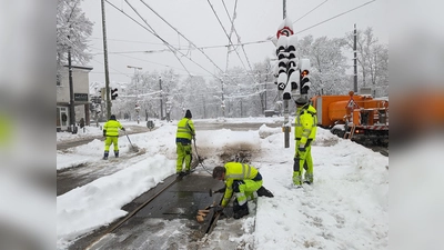 Unter Einsatz aller Kräfte befreien die Mitarbeiter der Stadtwerke die Tramschienen meterweise von Schnee und Eis. Die Tram 19 ist bereits wieder in Betrieb. (Foto: SWM)