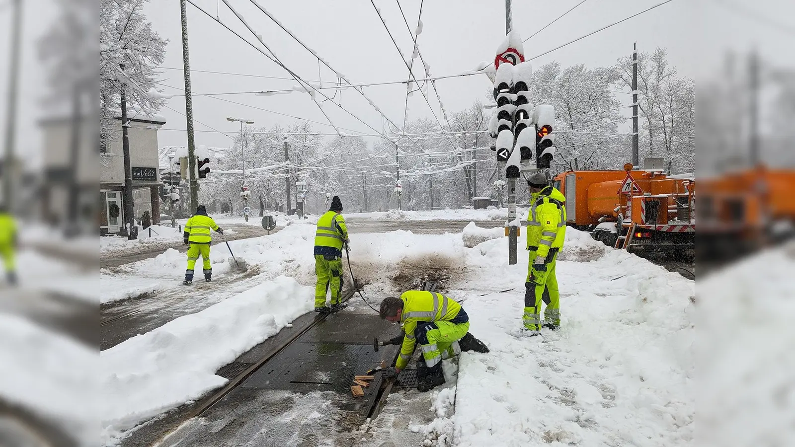 Unter Einsatz aller Kräfte befreien die Mitarbeiter der Stadtwerke die Tramschienen meterweise von Schnee und Eis. Die Tram 19 ist bereits wieder in Betrieb. (Foto: SWM)