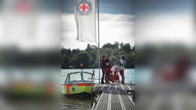 Schnelle Koordinierung vor dem Einsatz. (Foto: Wasserwacht Pilsensee)