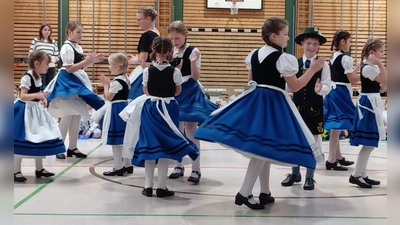 Die kleinen Seetaler Trachtler zeigten in der Grundschule was sie gelernt haben.  (Foto: Seetaler)