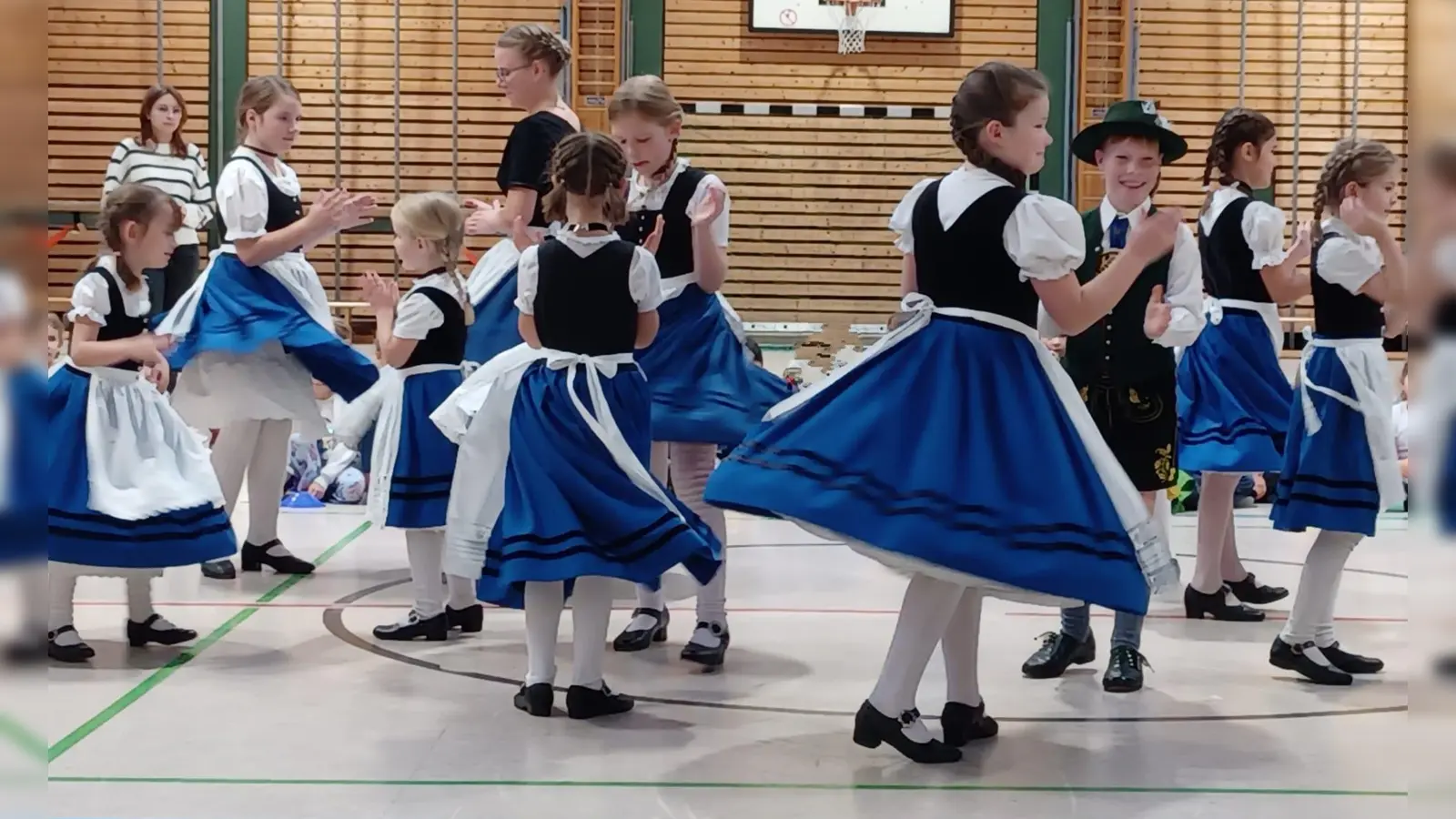 Die kleinen Seetaler Trachtler zeigten in der Grundschule was sie gelernt haben.  (Foto: Seetaler)