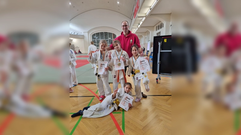 Erfolgreiche Gündinger U11: Clara Frank (liegend), Mara-Lina Gasteiger, Mira Wegner und Sahra Aslanbas (v. l.), dahinter: Trainer Lars Wegner. (Foto: SV Günding )