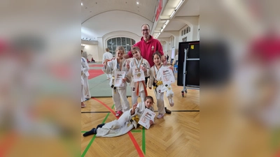 Erfolgreiche Gündinger U11: Clara Frank (liegend), Mara-Lina Gasteiger, Mira Wegner und Sahra Aslanbas (v. l.), dahinter: Trainer Lars Wegner. (Foto: SV Günding )