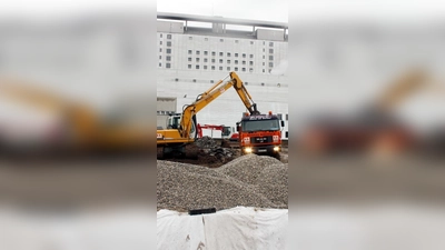 Am Klinikum sind die Bagger angerückt. (Foto: job)