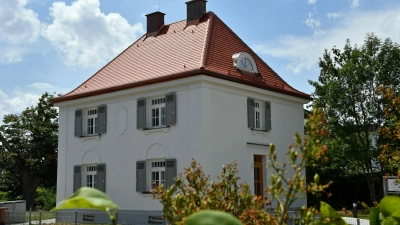 Das historische Bahnbedienstetenhaus am S-Bahnhof Unterföhring, bekannt als „Zindlerhaus”, erstrahlt nach Sanierung in neuem Glanz. (Foto: Gemeinde Ufg/foe)