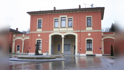 Die junge Elisabeth verbrachte im Schloss Possenhofen mit ihren Eltern und Geschwistern die Sommerzeit. Sie und ihre Familienmitglieder nutzten für ihre An- und Abreise den Prunkwartesalon am Bahnhof. Dieser ist heute einer der vier Museumsräume. (Foto: job)