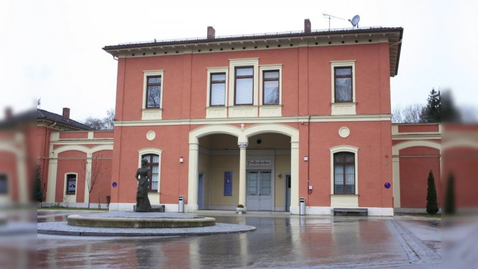 Die junge Elisabeth verbrachte im Schloss Possenhofen mit ihren Eltern und Geschwistern die Sommerzeit. Sie und ihre Familienmitglieder nutzten für ihre An- und Abreise den Prunkwartesalon am Bahnhof. Dieser ist heute einer der vier Museumsräume. (Foto: job)