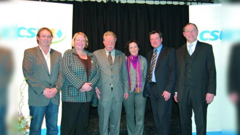 Manfred Spannagl (Bürobedarf), Bezirksrätin Barbara Kuhn, Dr. Otmar Bernhard, Anneliese Greimel (Friseursalon Obermeier), Josef Schmid und Max Straßer beim Neujahrsempfang. (Foto: pi)