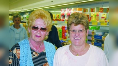 Helga Lackerschmid (l.) und Hara Mutek sind sich einig: „Die neue ALDI-Filiale finden wir sehr gut! Sie ist sehr groß und bietet viel Platz. Das ist super!” (Foto: ls)