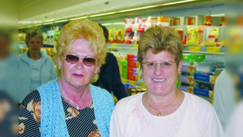 Helga Lackerschmid (l.) und Hara Mutek sind sich einig: „Die neue ALDI-Filiale finden wir sehr gut! Sie ist sehr groß und bietet viel Platz. Das ist super!” (Foto: ls)