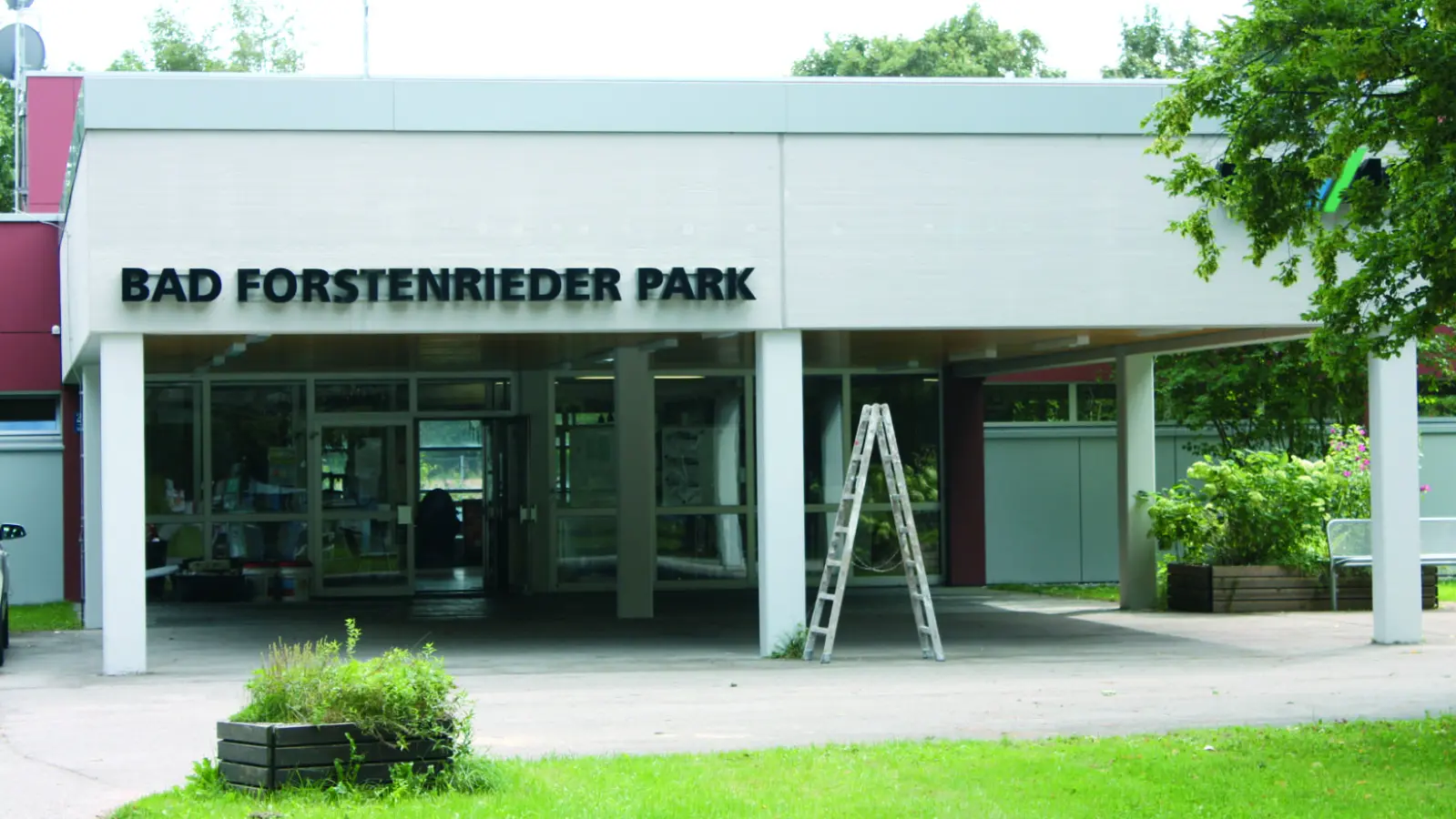 Seine Tage sind gezählt: Das Schwimmbad an der Stäblistraße wurde 1976 eröffnet und vor 20 Jahren schon mal saniert. Nun steht der Abriss an. (Foto: Johannes Beetz)