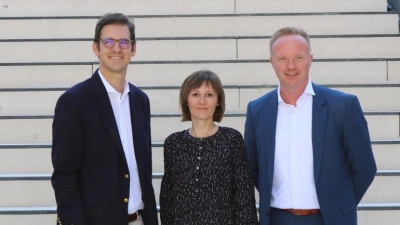 MdB Stephan Pilsinger (links) mit Anja Brakus (Projektmanagerin bei BUWOG Bauträger Süd GmbH) und Robert Stellmach (Vonovia-Regionalbereichsleiter Bayern). (Foto: red)