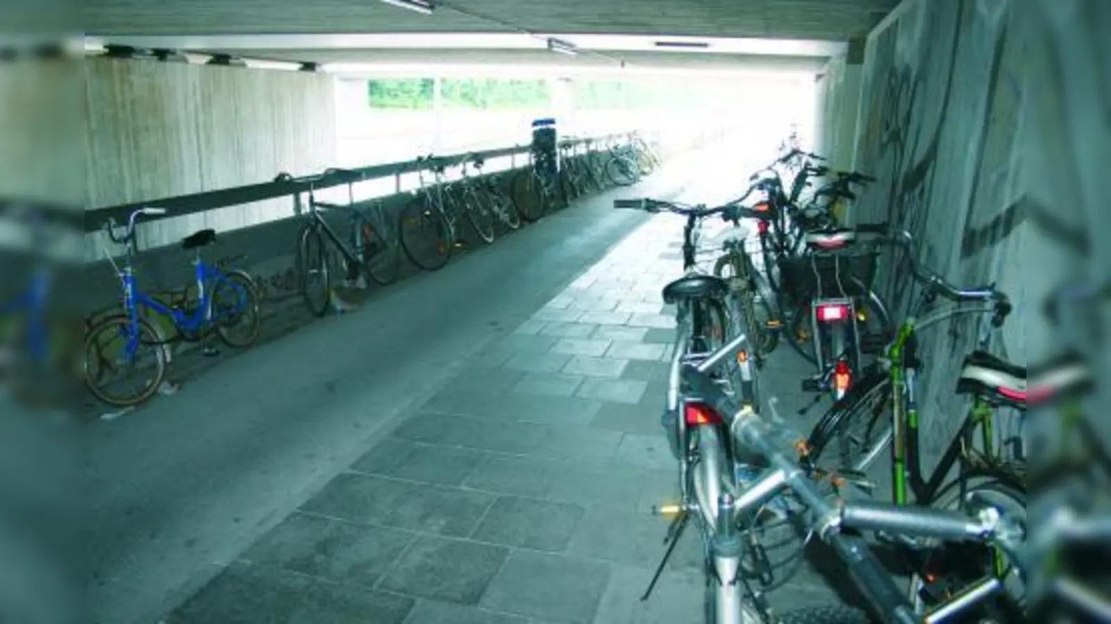 „Wild” geparkte Fahrräder blockieren die Unterführung am Untermenzinger S-Bahnhof. Sie behindern nicht nur Fußgänger und Radfahrer, sondern auch die Kehrmaschine, für die es so kein Durchkommen gibt. (Foto: Archiv (ls))