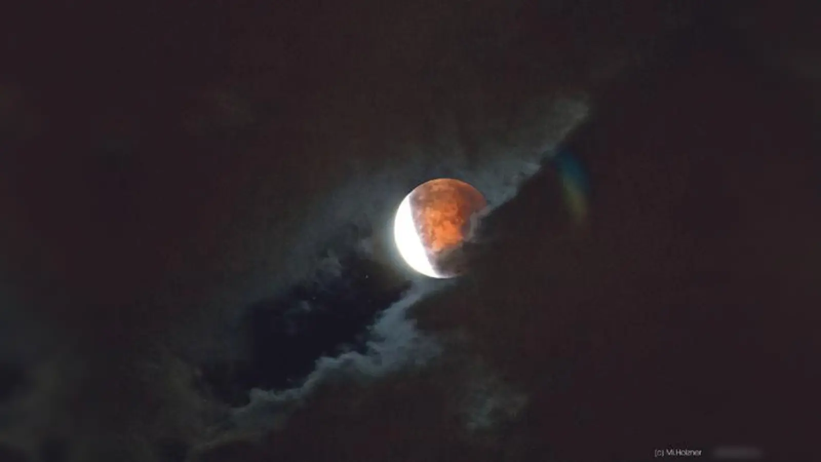 Am Freitagabend, 27. Juli, um 20.48 Uhr tritt der Mond in den Kernschatten der Erde und verfärbt sich kupferrot.	 (Foto: M. Holzner/Deutsches Museum)