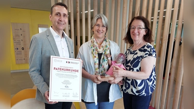 Eine Schüttelpuppe für die Münchner Schreibbabyambulanz: Torsten Keller, Center Manager der ECE Marketplaces, bei der Übergabe der Simulationspuppe an Dr. MargretZiegler (rechts) und Ruth Wollwerth de Chuquisengo (Mitte). (Foto: kbo)