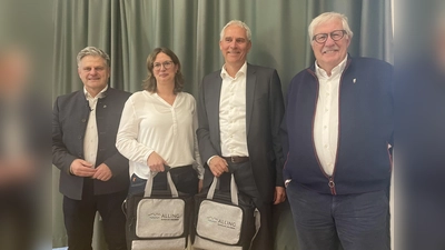 Sprachen auf der Senioren-Versammlung (von links): Stefan Joachimsthaler (Allings Erster Bürgermeister), Stefanie Kühne (Mitarbeiterin Bürgerstiftung und zuständig für Seniorenarbeit), Tobias Lexhaller (Vorstandsmitglied Bürgerstiftung) sowie Hermann Dejako (Vorsitzender des Seniorenbeirats in Alling).<br> (Foto: Gemeinde Alling)