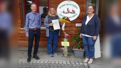 Johannes Lehnert  gratulierte Judith Guggenmos (Mitte) zusammen mit Sandra Schuster (rechts). (Foto: Kita Unterhausener Dorfspatzen)