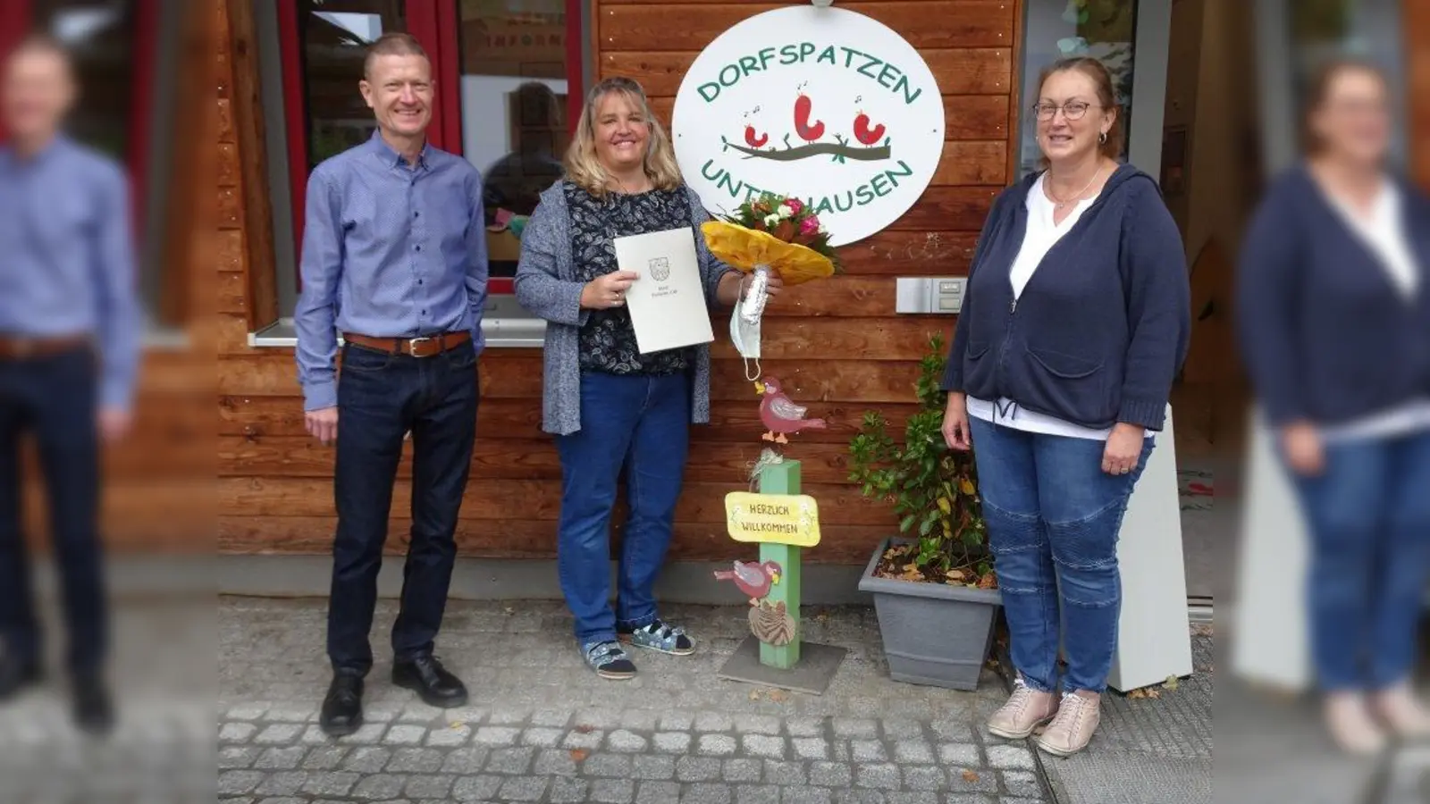 Johannes Lehnert  gratulierte Judith Guggenmos (Mitte) zusammen mit Sandra Schuster (rechts). (Foto: Kita Unterhausener Dorfspatzen)
