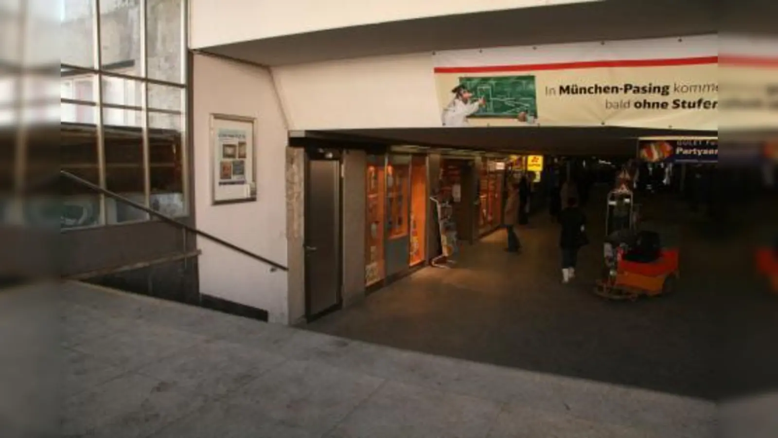 Die Bahnhofstoiletten haben dem Zeitungsladen Platz gemacht. „Wir als Bahn sind nicht verpflichtet, Toiletten zur Verfügung zu stellen“, sagte eine Sprecherin der DB München. „Eine Riesensauerei“, findet der Geschäftsführer der Pasinger Fabrik, Frank Przybilla. (Foto: US)