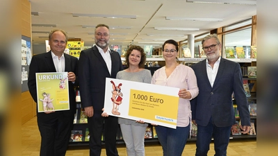 V.l.n.r.: Bibliotheksleiter Christian Mörtel, Bürgermeister Alexander Greulich, Eva Hübner, Jana Heumann und Robert Dallmayr (Bayernwerk). (Foto: Ulla Baumgart)