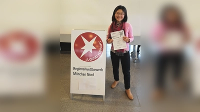Die Zweitplatzierte Hannah Kang mit ihrer Urkunde beim Regionalwettbewerb "Jugend forscht". (Foto: WHG Garching)