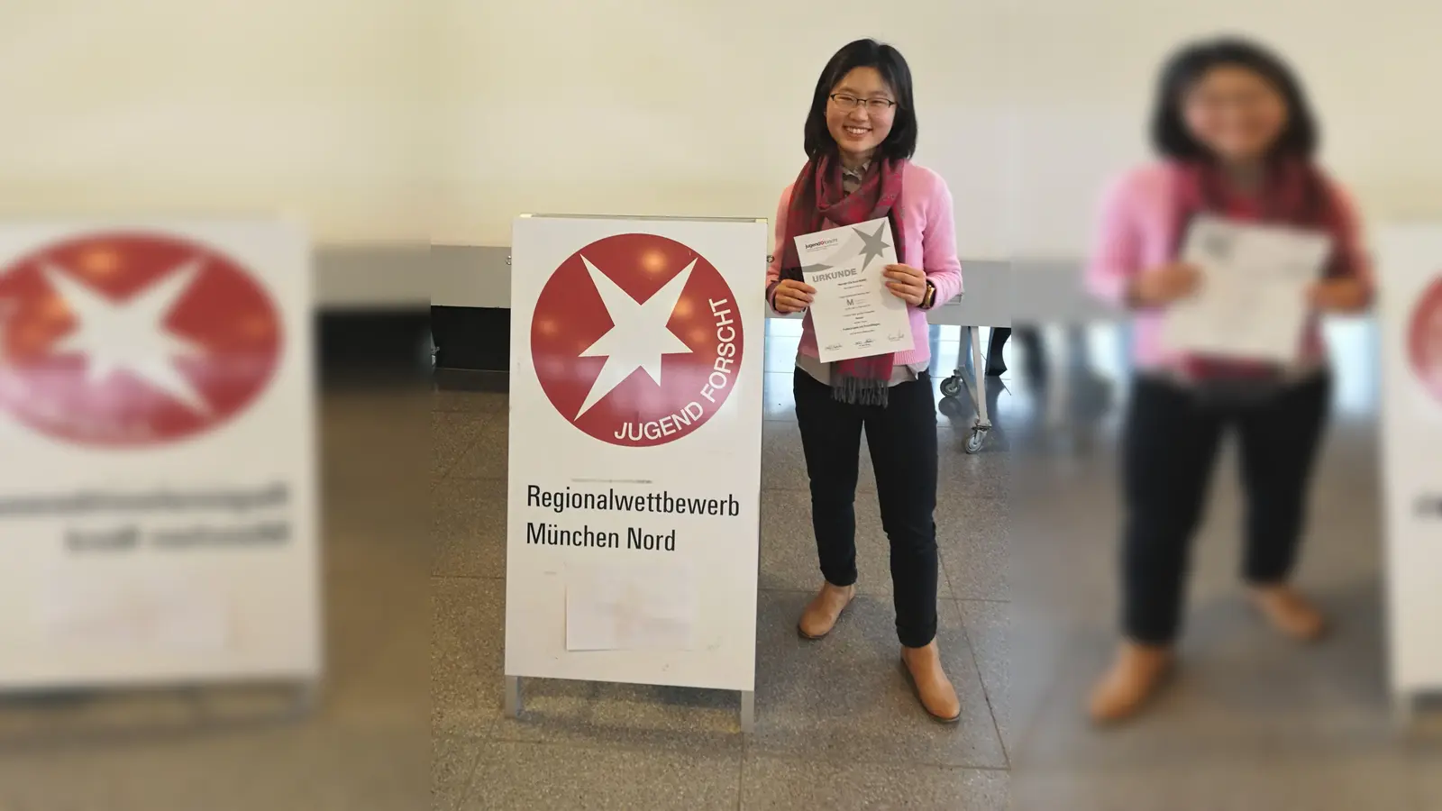 Die Zweitplatzierte Hannah Kang mit ihrer Urkunde beim Regionalwettbewerb "Jugend forscht". (Foto: WHG Garching)