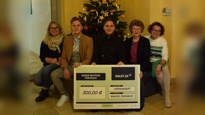 Gemeinsam bei der Spendenübergabe (von links): Schulleiterin Ute Woller, Fran Tikvic und Tin Tikvic (BAUFI 24), Sabine Endres (Sekretariat) sowie Konrektorin Veronika Schorsch. (Foto: Kleinfeldschule)