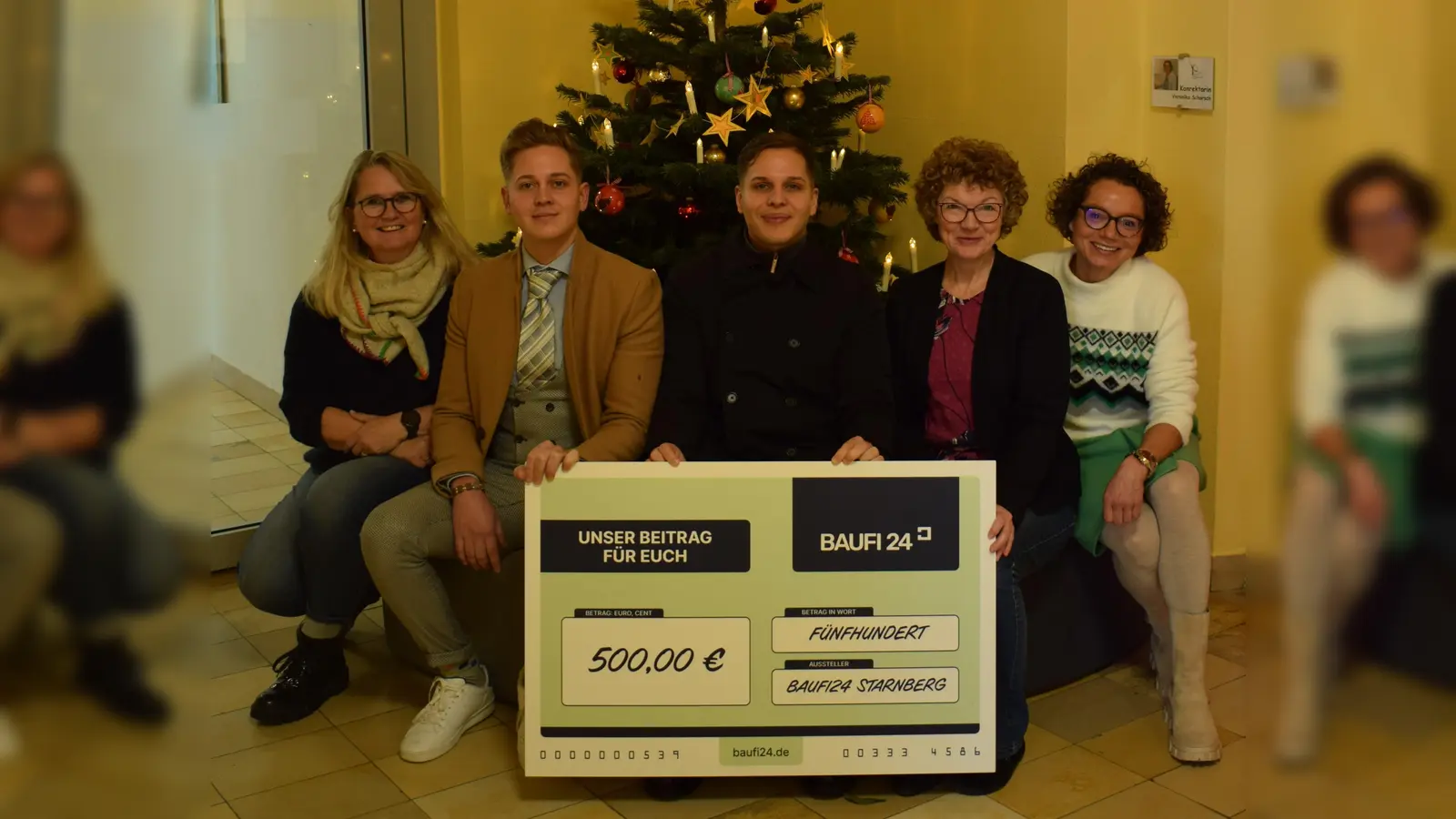 Gemeinsam bei der Spendenübergabe (von links): Schulleiterin Ute Woller, Fran Tikvic und Tin Tikvic (BAUFI 24), Sabine Endres (Sekretariat) sowie Konrektorin Veronika Schorsch. (Foto: Kleinfeldschule)