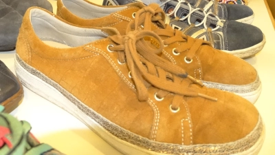 Welcher Art Schuhe die drei Räuber umsonst mitnehmen wollten, ist nicht bekannt. Sie bedrohten den Verkäufer mit dem Messer und sind nun flüchtig.  (Symbolbild: Tanja Beetz)