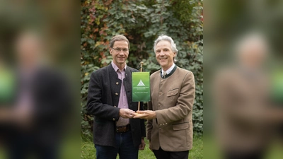 Übergabe der Leitung des Zentrums Wald Forst Holz von Präsident Dr. Peter Pröbstle (r.) an Prof. Dr. Andreas Rothe. (Foto: Jakob Hiller, ZWFH)
