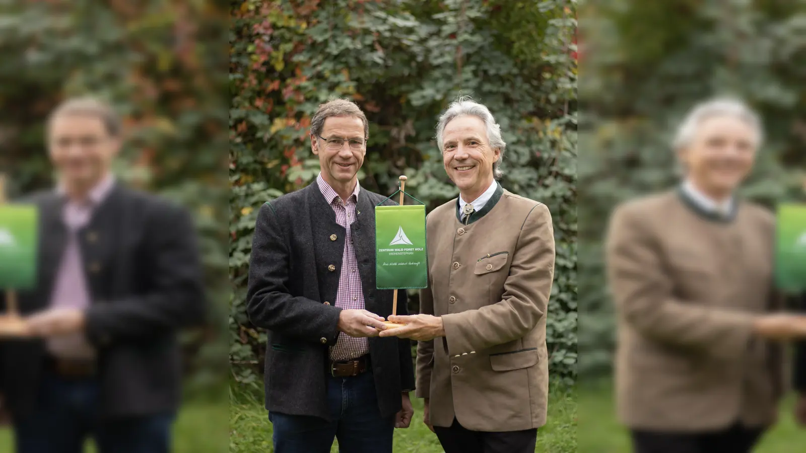 Übergabe der Leitung des Zentrums Wald Forst Holz von Präsident Dr. Peter Pröbstle (r.) an Prof. Dr. Andreas Rothe. (Foto: Jakob Hiller, ZWFH)